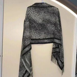 EUC Lord & Taylor animal  print scarf./ shawl